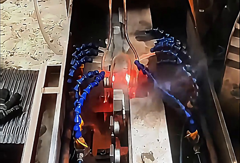 简易高频淬火生产线：直线工件连续淬火的高效方案，速度控温 + 固定功率实现批量处理