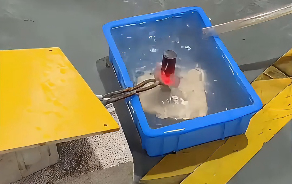 粉丝问 “高频加热能在水中直接加热工件吗？” 实测：海瑞拓高频设备真能做到！