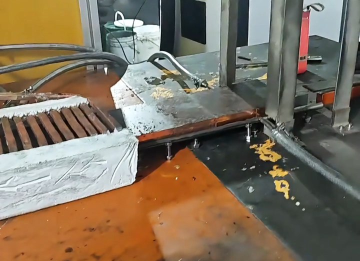 钢板毛坯锻造升级：中频大香蕉手机在线视频加热炉替代传统火焰炉