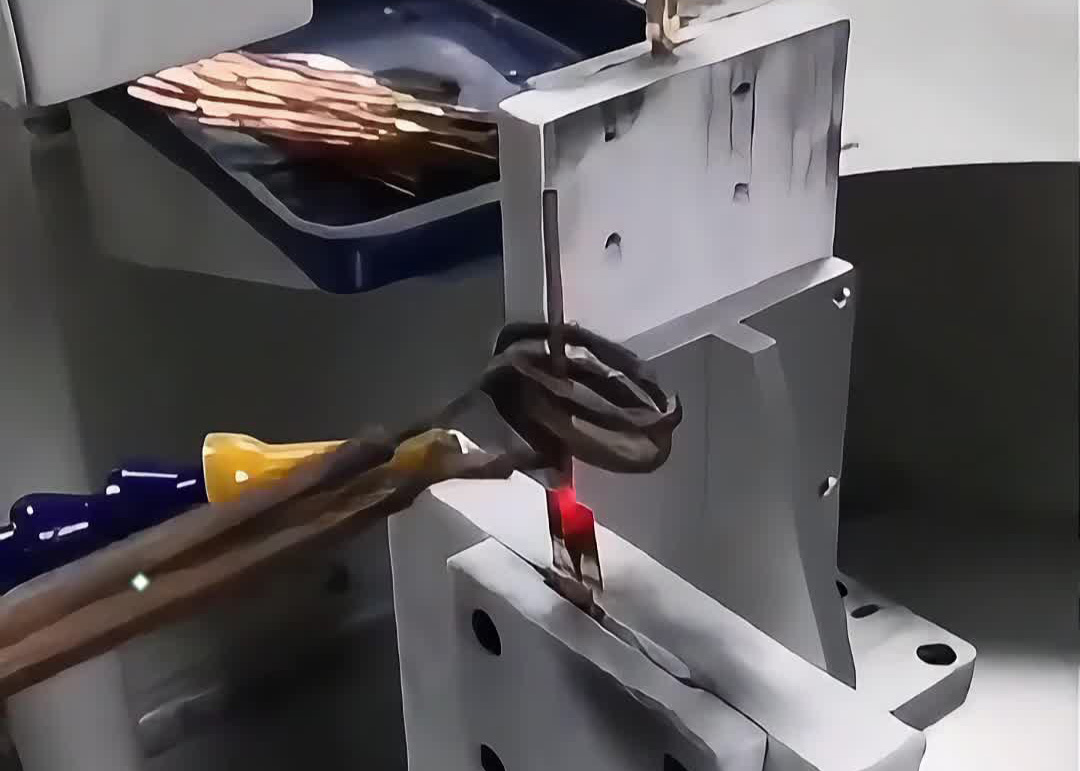 散热器毛细铜管和铜板焊接的局部过程，人工上料的半自动高频焊接方式